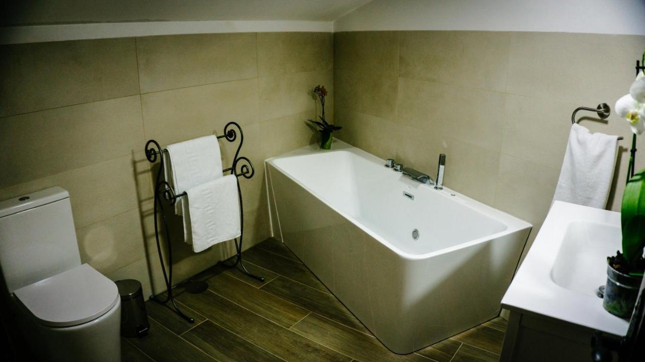 Villa El Aprisco, Con Piscina Climatizada En Hueva-Guadalajara Esterno foto